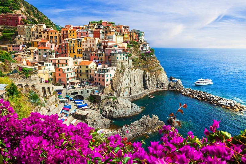 Obraz pejzaż kolorowe miasteczko na skałach, Włochy - obrazy, fototapety, plakaty