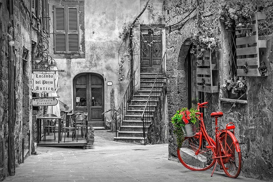 Urokliwa uliczka w Toskanii, obraz czarno biały z czerwonym rowerem - obrazy, fototapety, plakaty