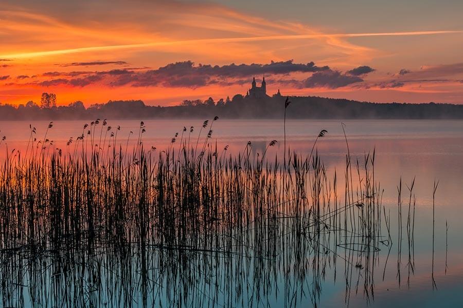 Polska, wschód słońca nad jeziorem Wigry, Suwalszczyzna - obrazy, fototapety, plakaty