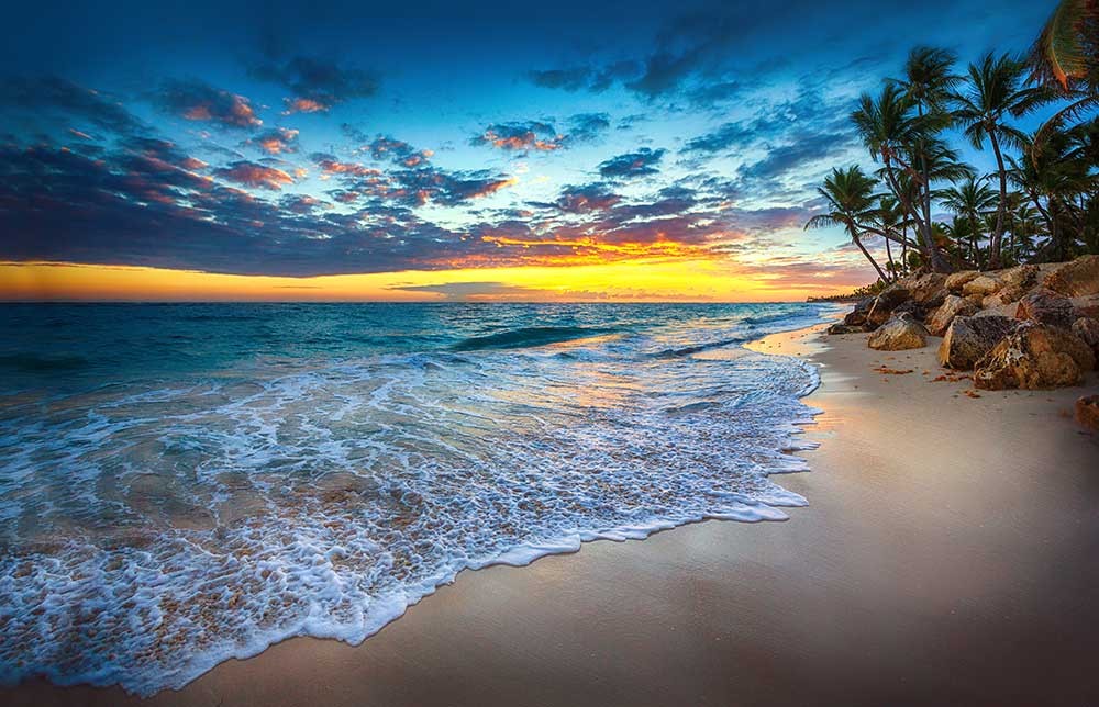 Pejzaż wschód słońca na tropikalnej plaży - obrazy, fototapety, plakaty